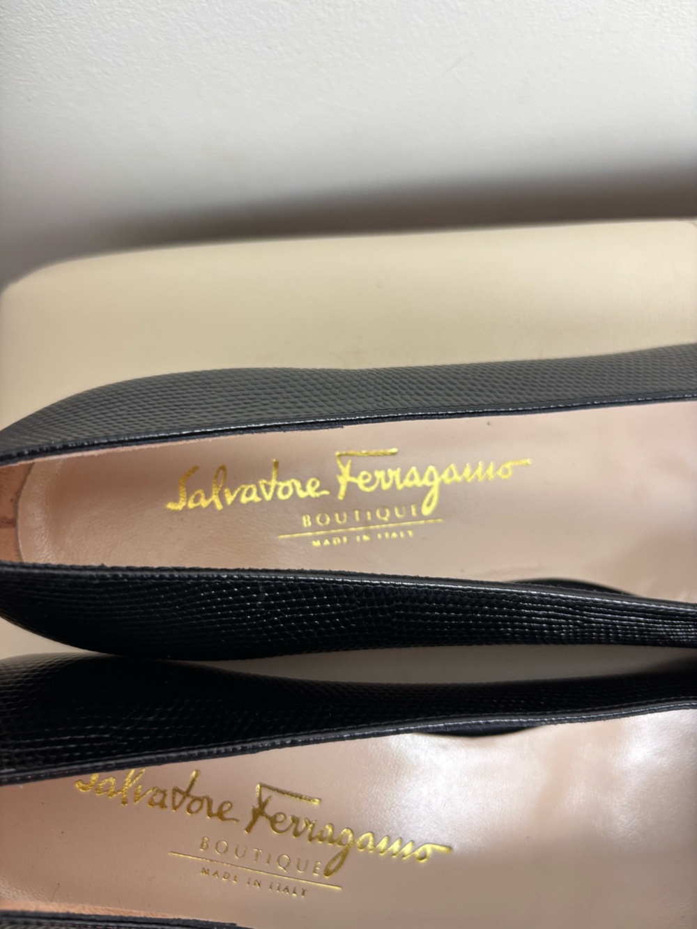 Salvatore Ferragamo Vara Black Lizard Embossed Leather Bow Pumps Size 9 - Picture 4 of 11